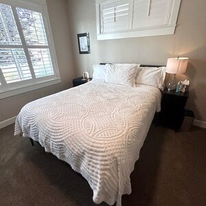 Beautiful, vintage, Ralph, Lauren king, bedspread, and sham. Like New!